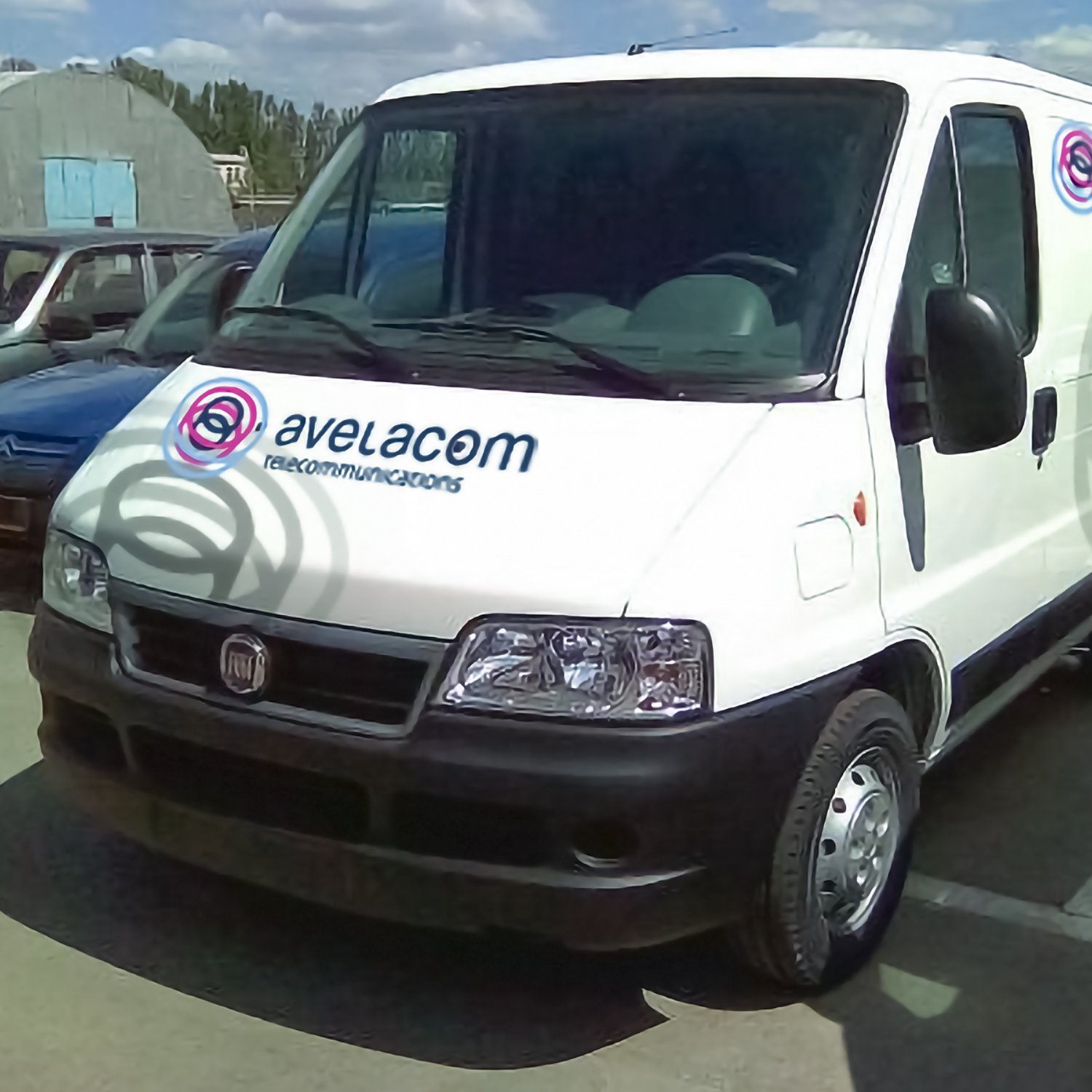Проект брендирования автомобиля Fiat Ducato для телекоммуникационной компании Avelacom — Чёрная Курица — креативная типография